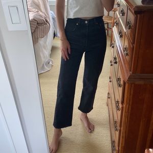 Levi’s Ribcage Straight in Feelin’ Cagey Black. Size 0/25.